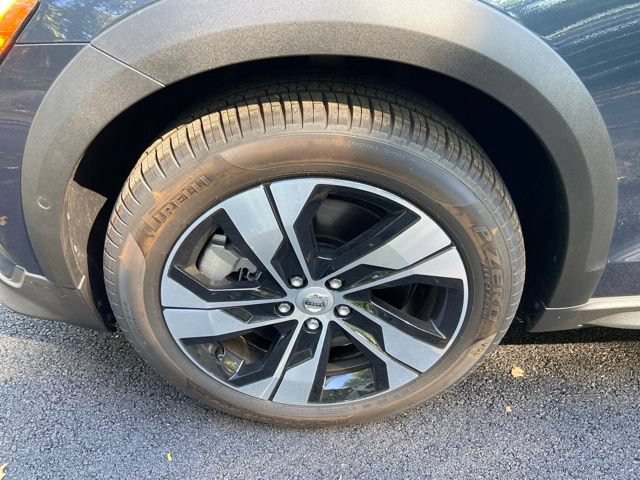 New 2026 Volvo V60 B5 Cross Country Plus w/ Climate Package AWD/4WD image 9
