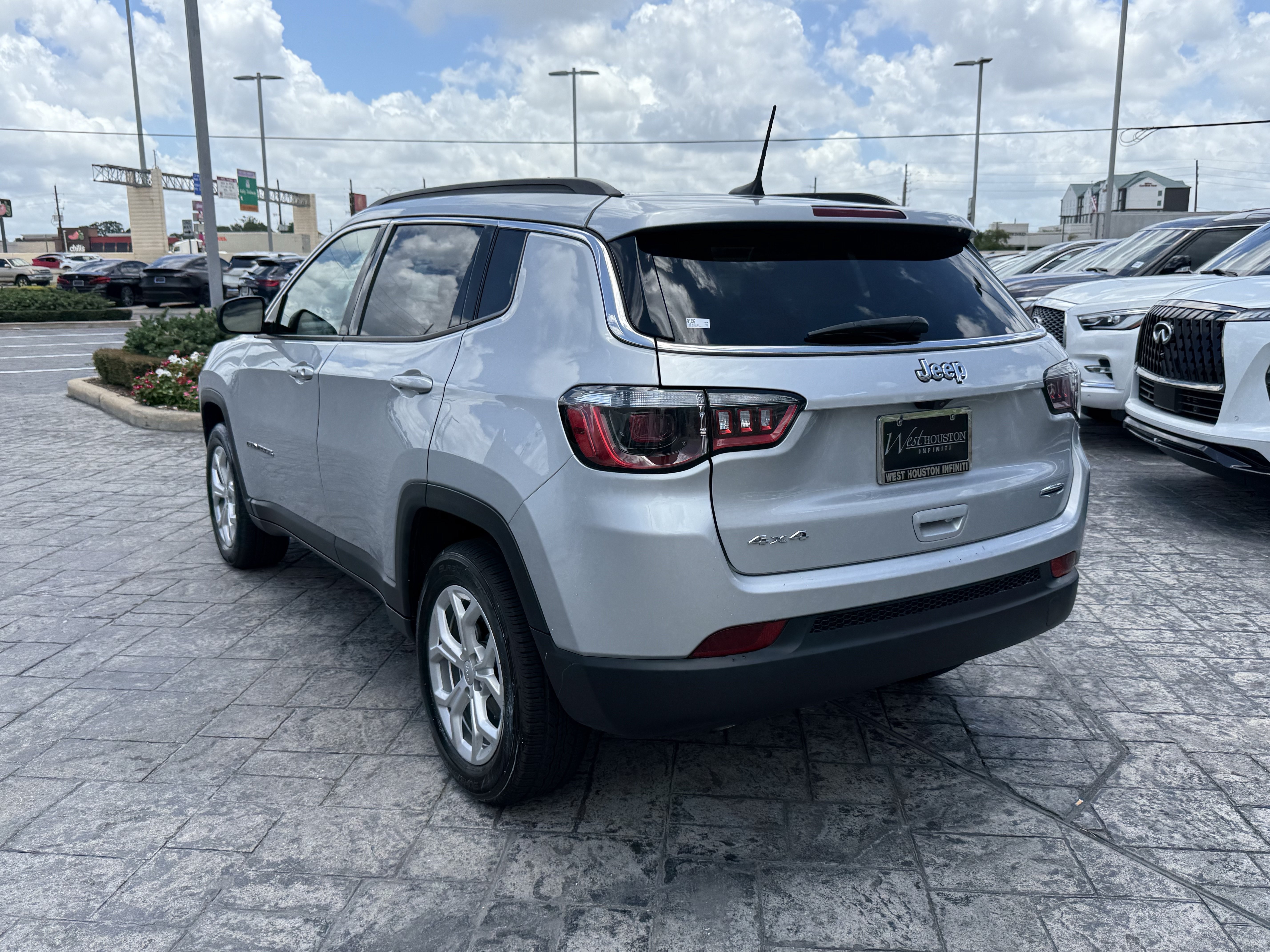 Used 2024 Jeep Compass Latitude AWD/4WD image 5