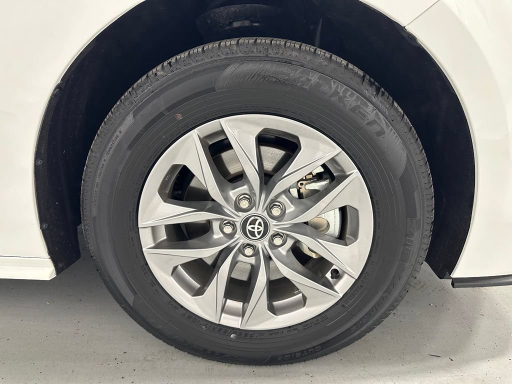 Used 2025 Toyota Sienna LE FWD image 62