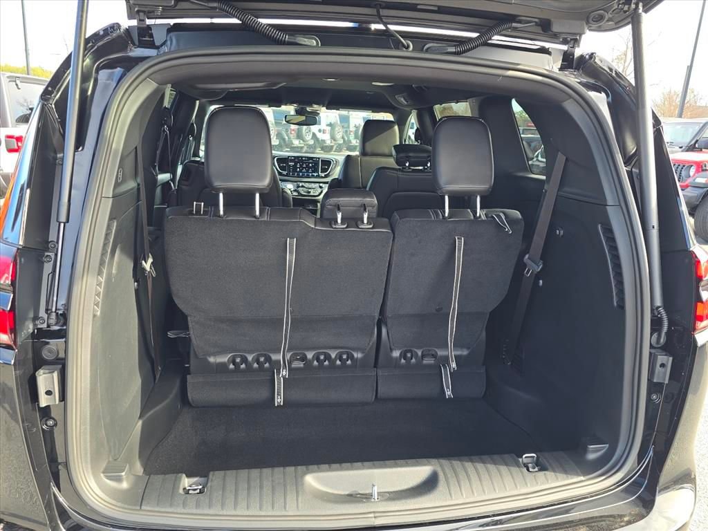New 2026 Chrysler Pacifica Select w/ S Appearance Package FWD image 8