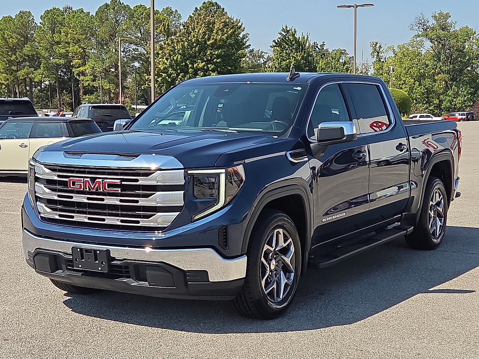 Used 2023 GMC Sierra 1500 SLE RWD image 2