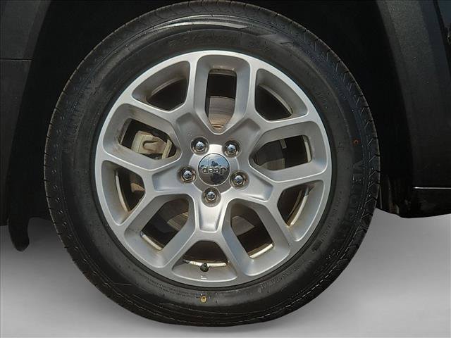 Used 2017 Jeep Renegade Latitude FWD image 28