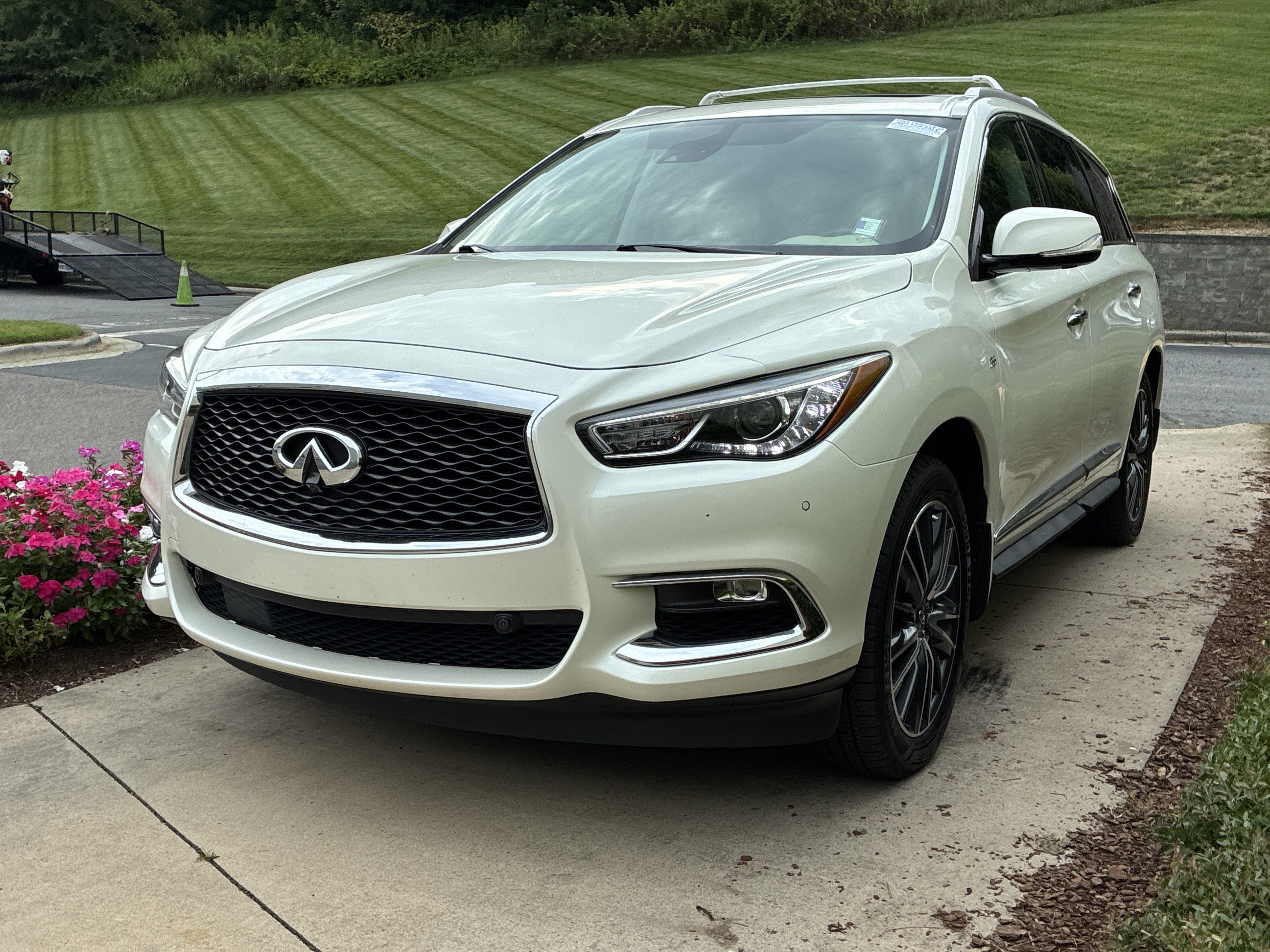 Used 2020 INFINITI QX60 Luxe w/ Sensory Package FWD image 5