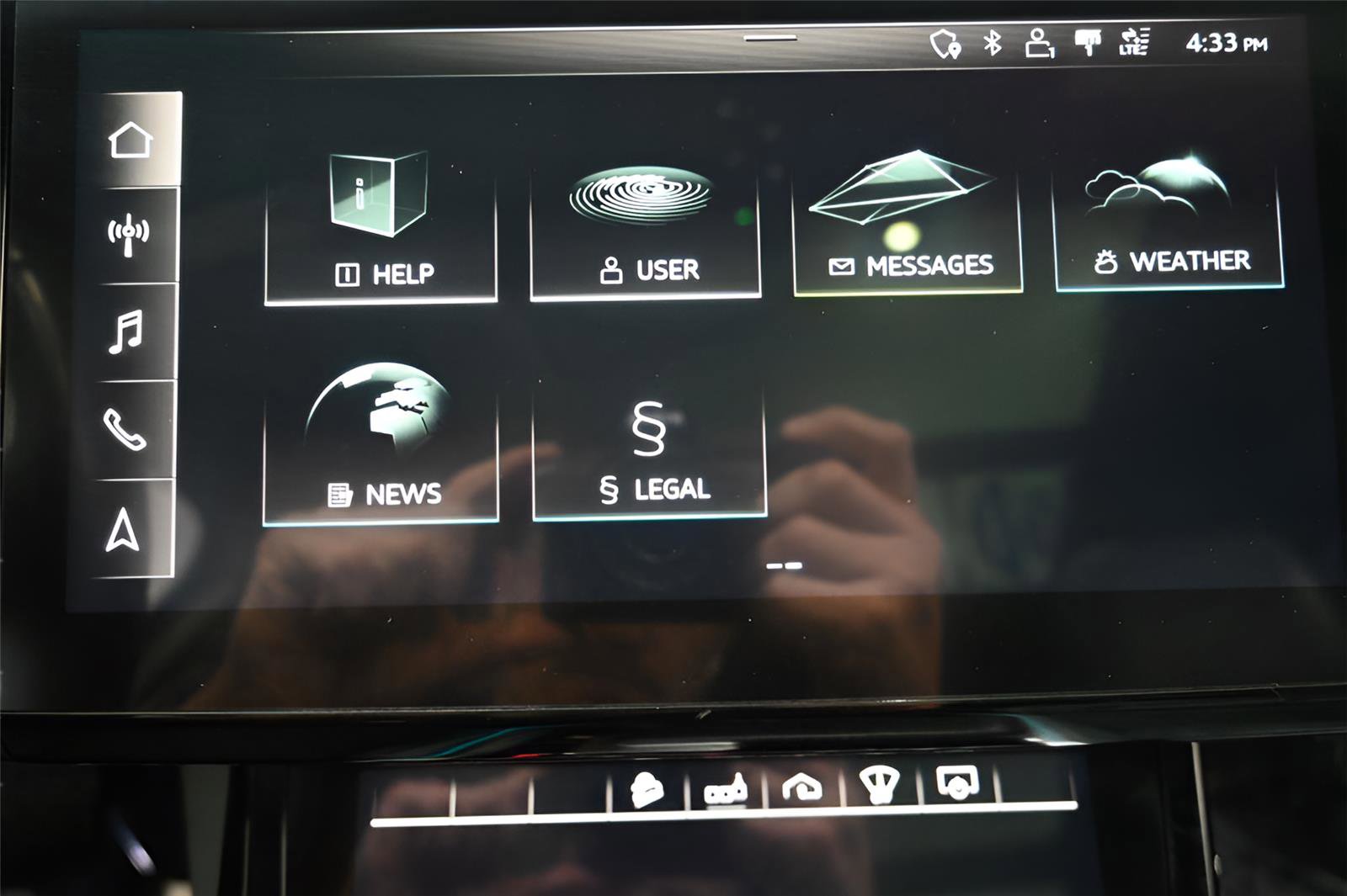 Used 2020 Audi e-tron Prestige w/ Prestige Package image 30