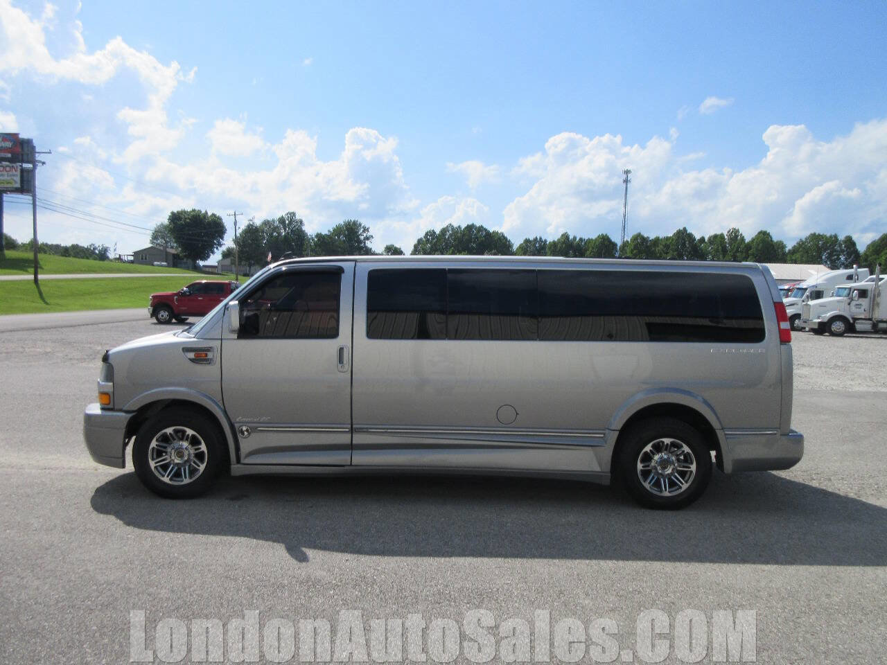 Used 2018 Chevrolet Express 2500 Extended w/ Enhanced Convenience Package image 2