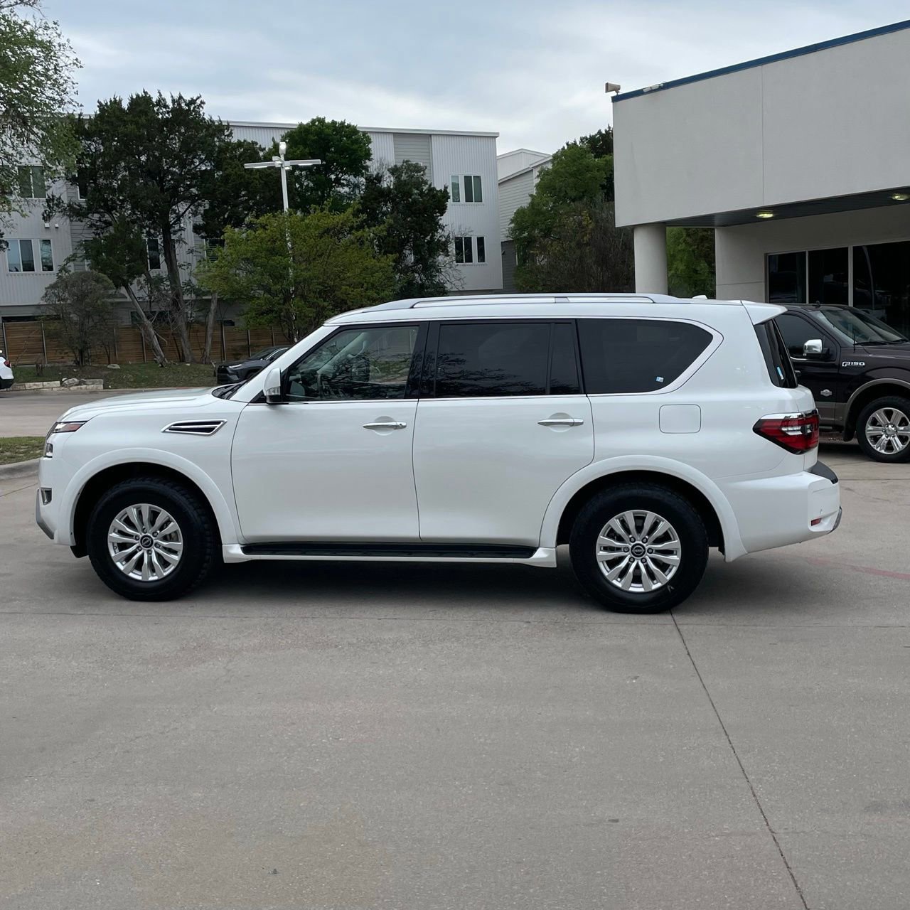 Used 2024 Nissan Armada SV image 3