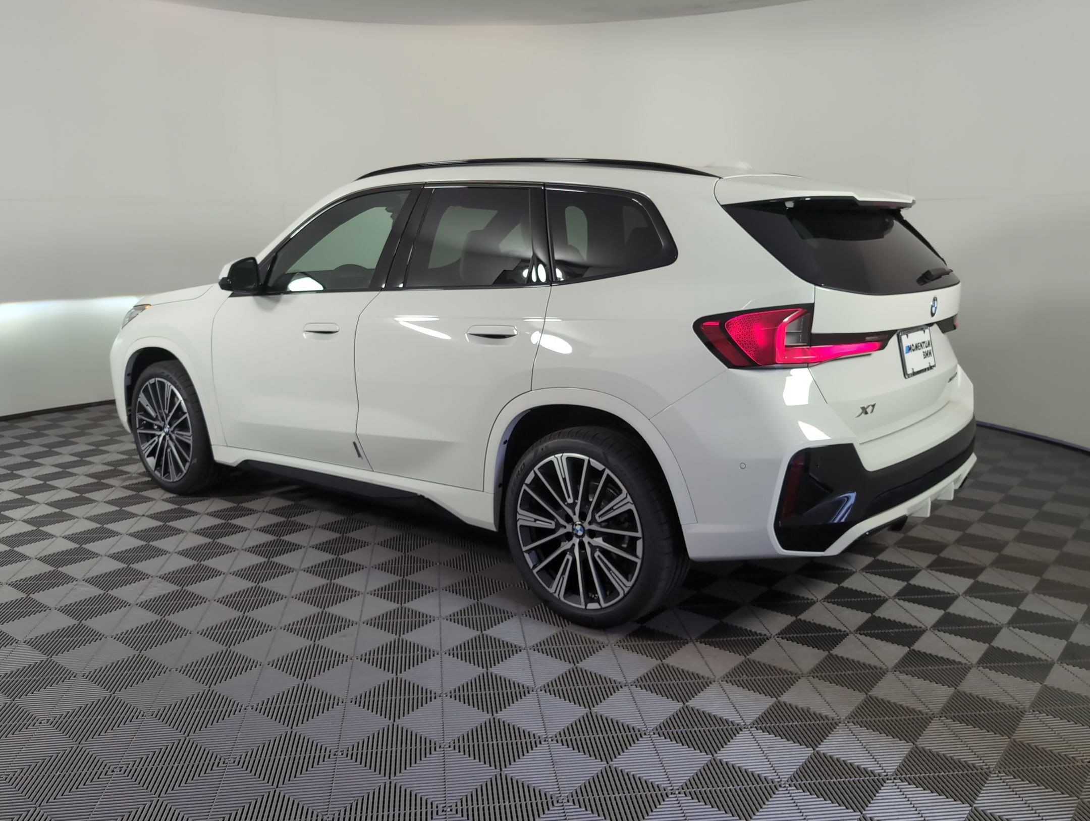 Used 2026 BMW X1 xDrive28i w/ Technology Package image 3