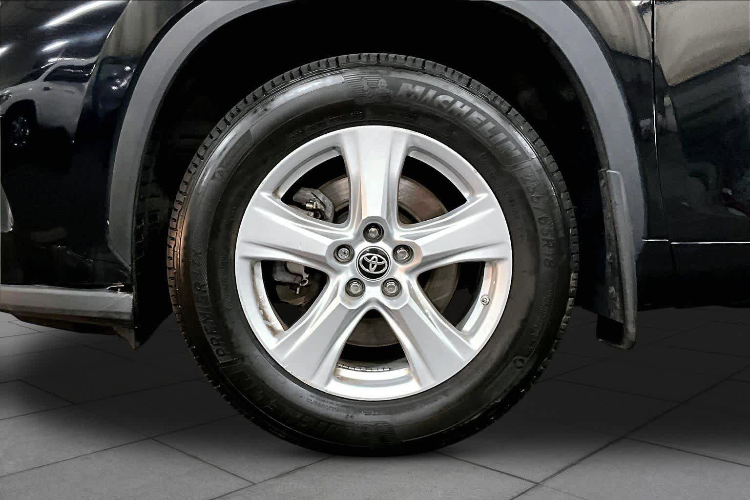 Used 2023 Toyota Highlander L AWD/4WD image 11