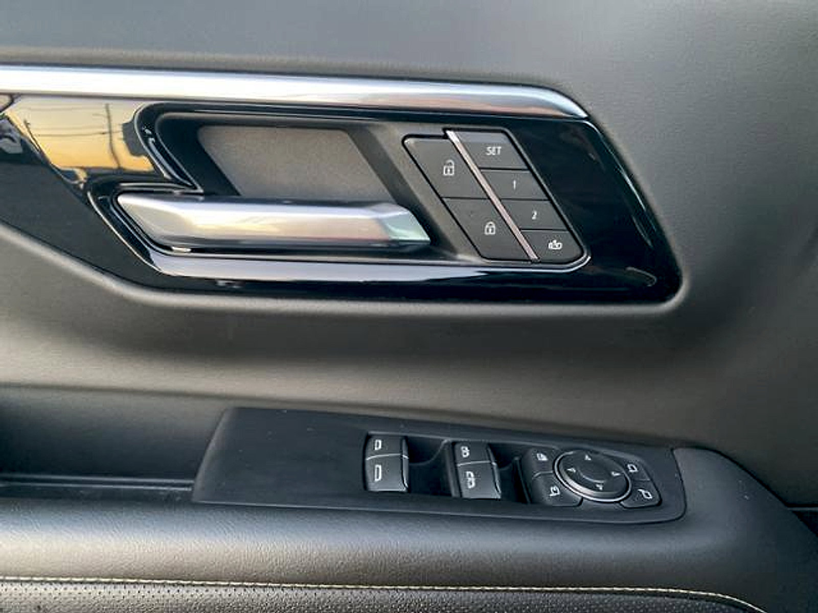 Used 2025 Chevrolet Suburban Premier image 25