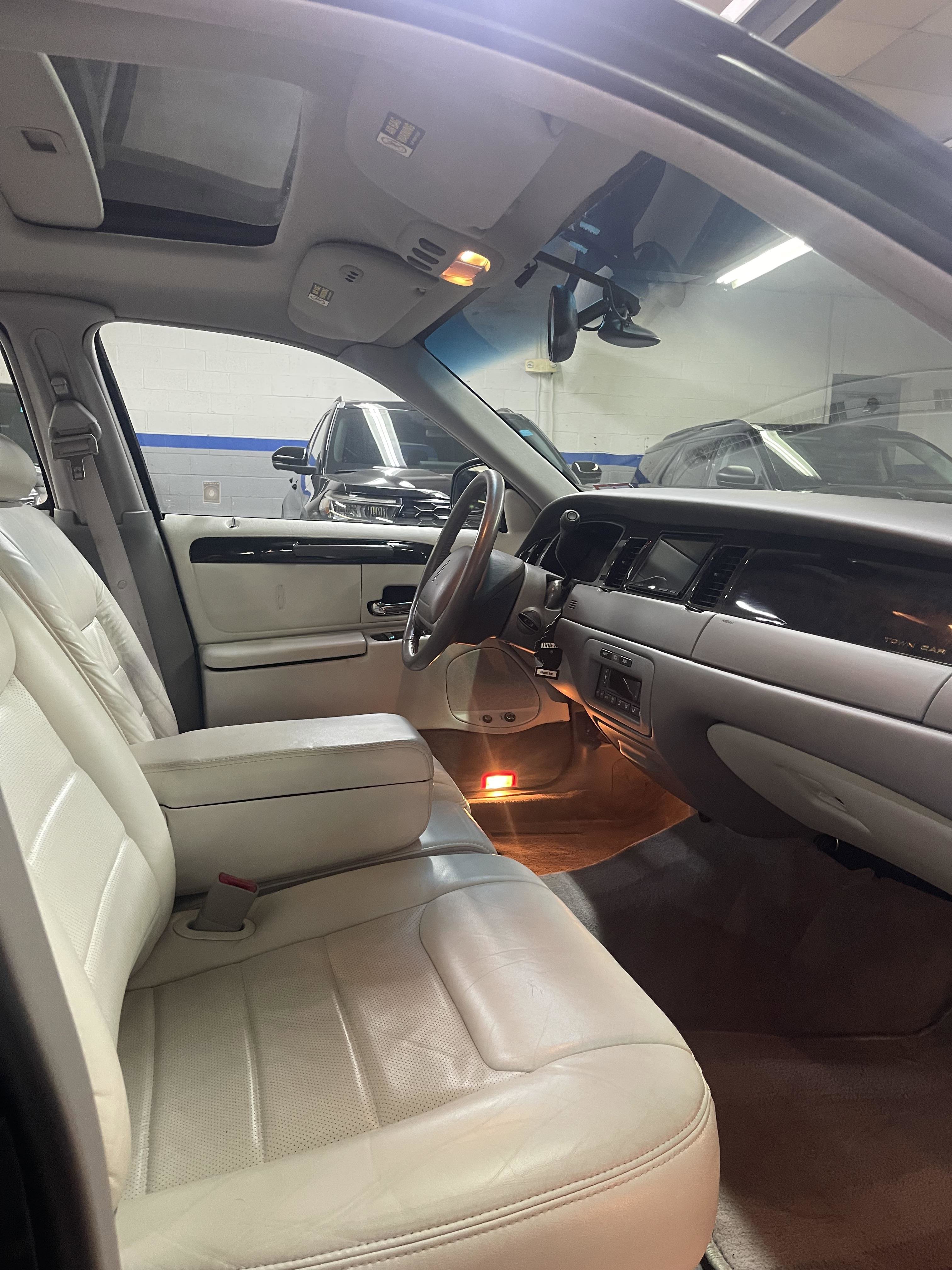 Used 1999 Lincoln Town Car Signature image 15