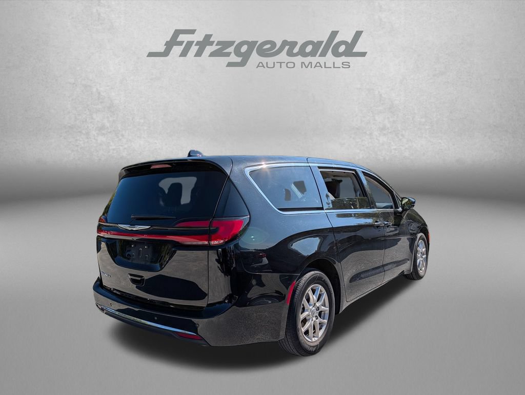 Used 2024 Chrysler Pacifica Touring-L FWD image 7