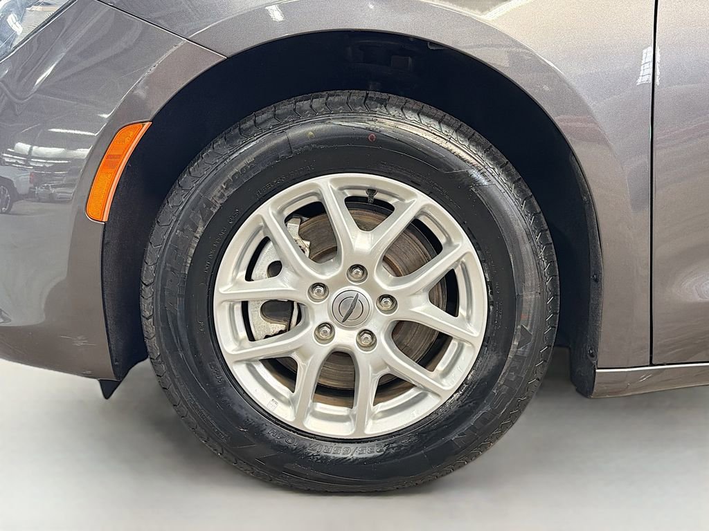 Used 2023 Chrysler Voyager LX image 30