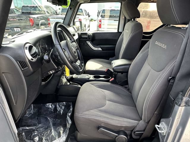 Used 2017 Jeep Wrangler Sahara w/ Connectivity Group AWD/4WD image 17