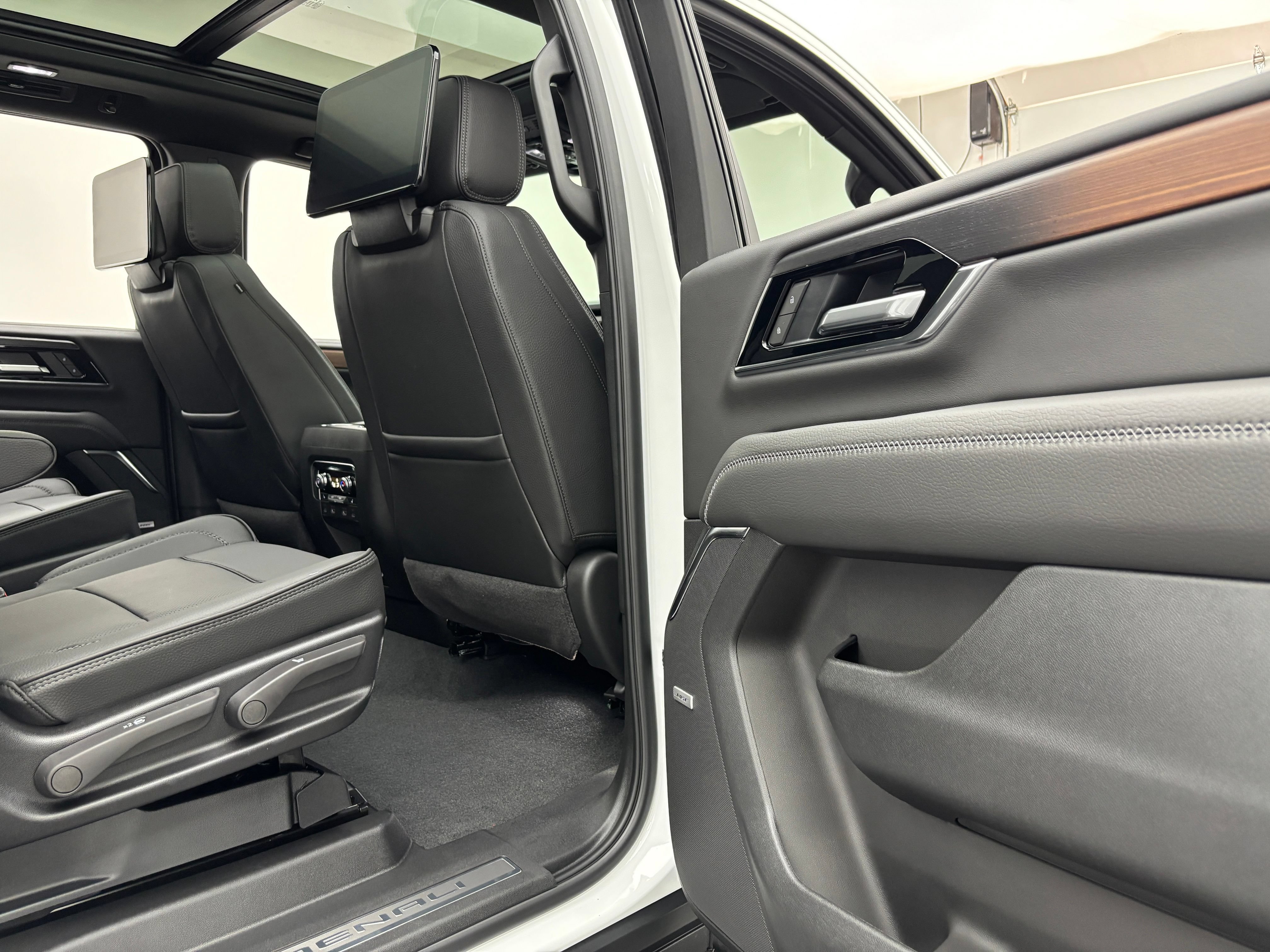 New 2026 GMC Yukon XL Denali w/ Denali Reserve Package AWD/4WD image 42