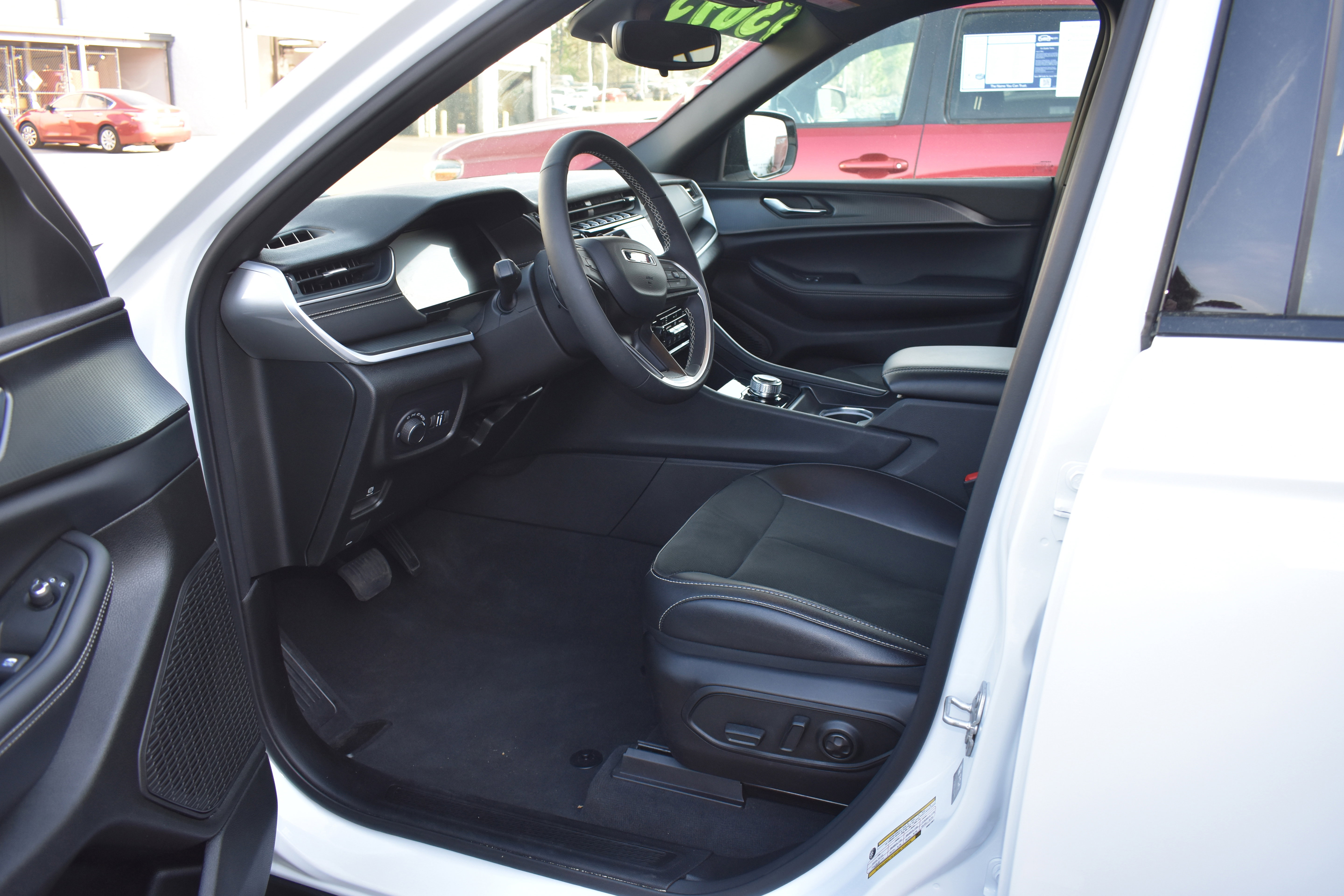 Used 2024 Jeep Grand Cherokee Altitude image 12