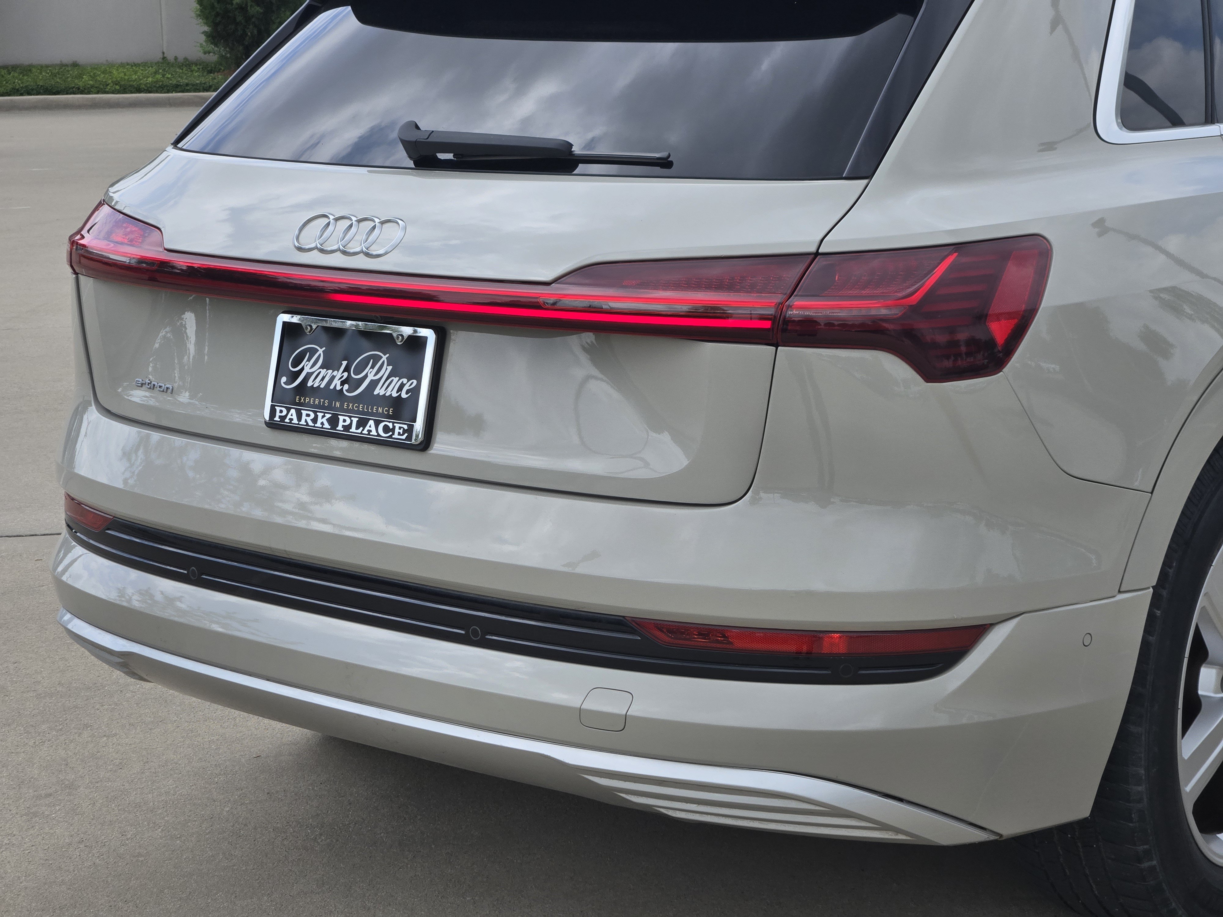 Used 2019 Audi e-tron Prestige w/ Prestige Package AWD/4WD image 17