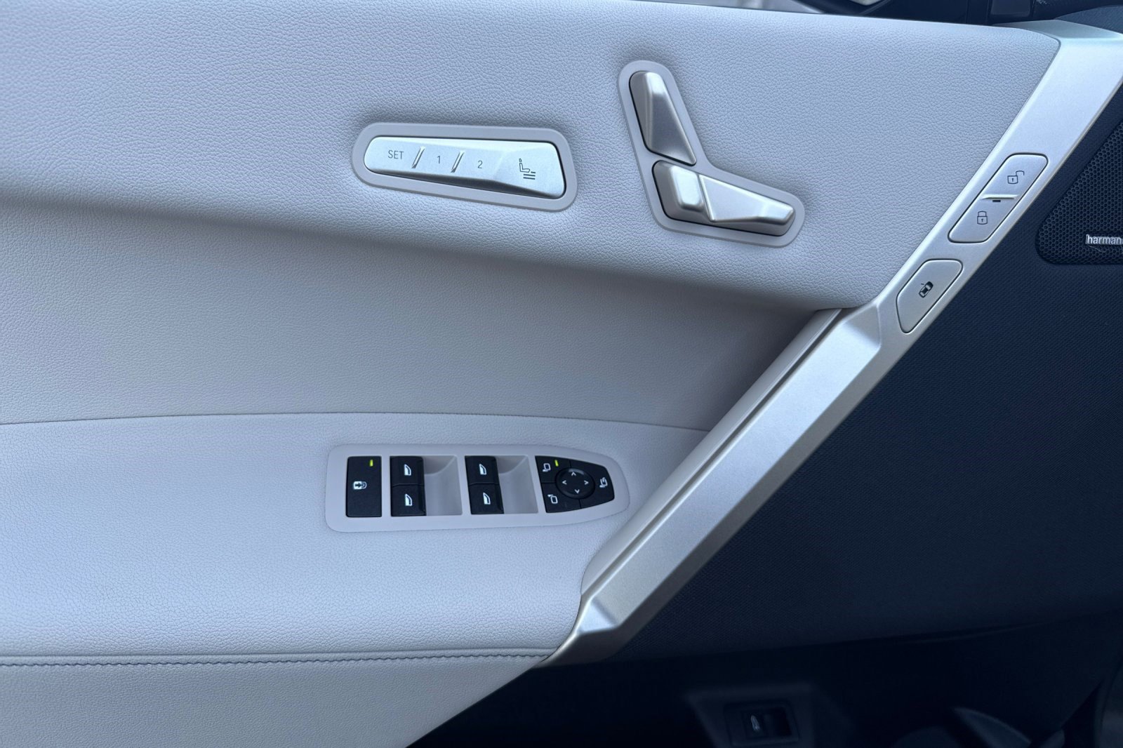 Used 2025 BMW iX xDrive50 w/ Premium Package image 12