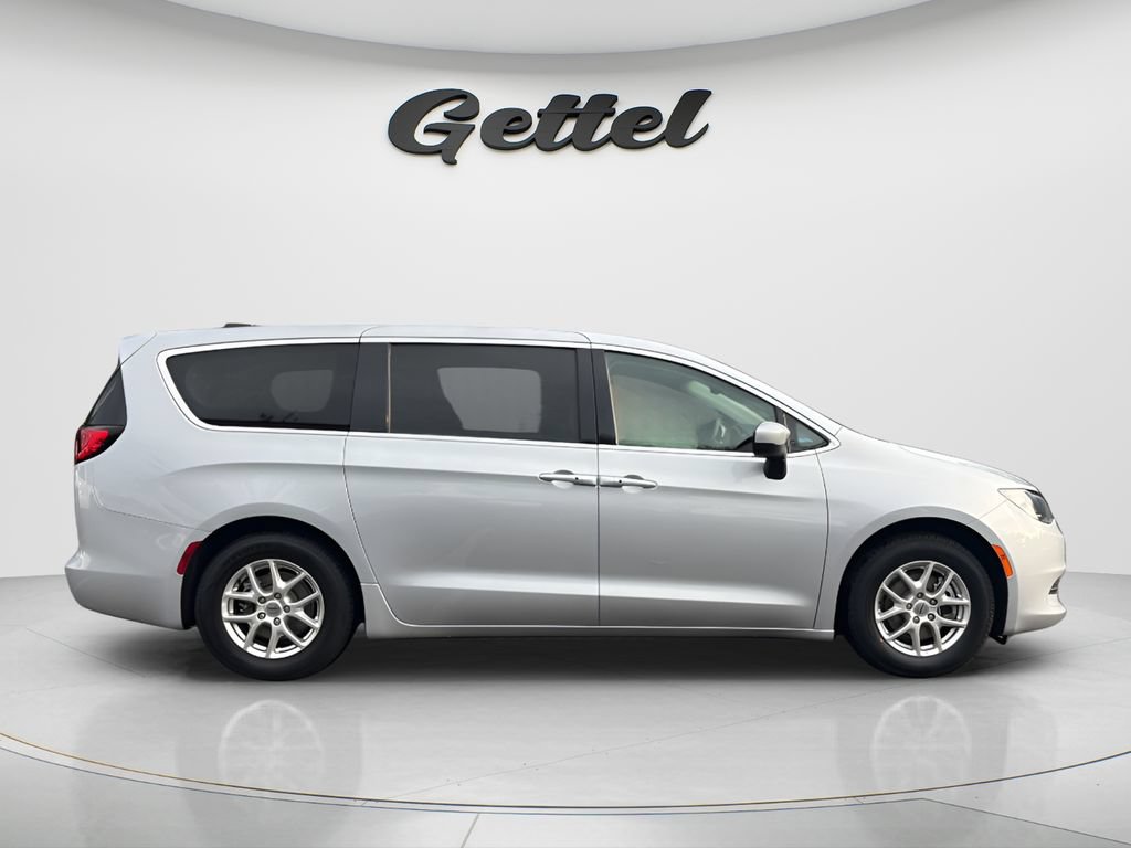 Used 2023 Chrysler Voyager LX FWD image 4