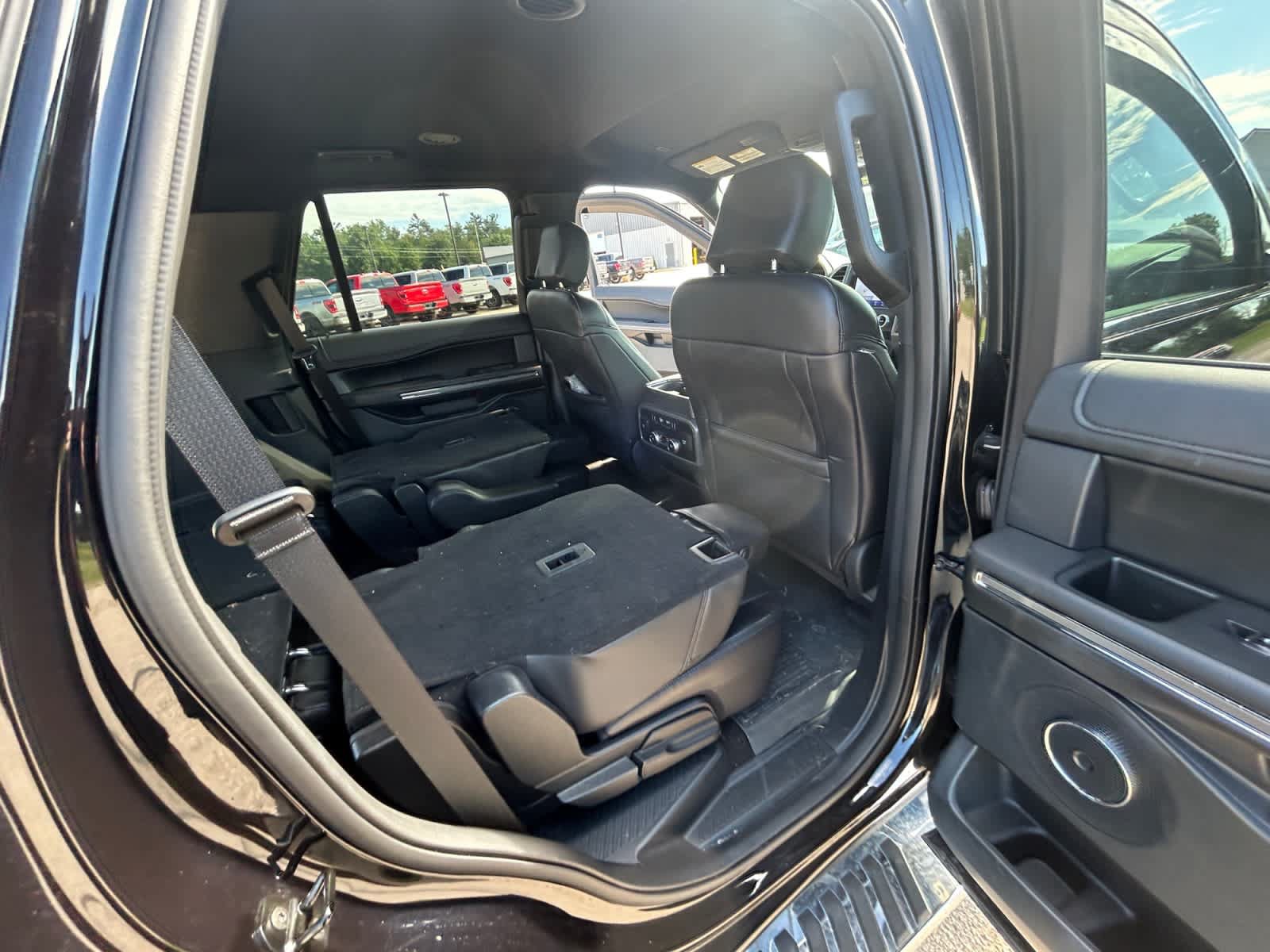 Used 2020 Ford Expedition XLT w/ Equipment Group 202A AWD/4WD image 18