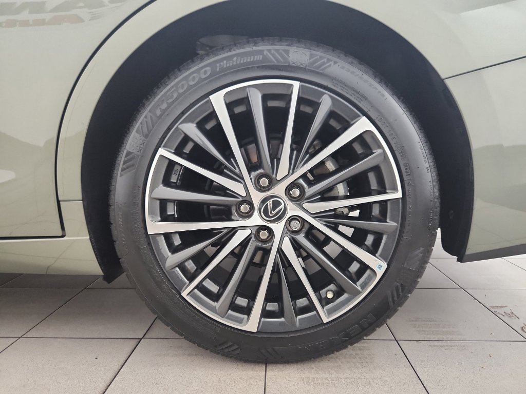 Used 2024 Lexus ES 350 Premium w/ Premium Package image 35