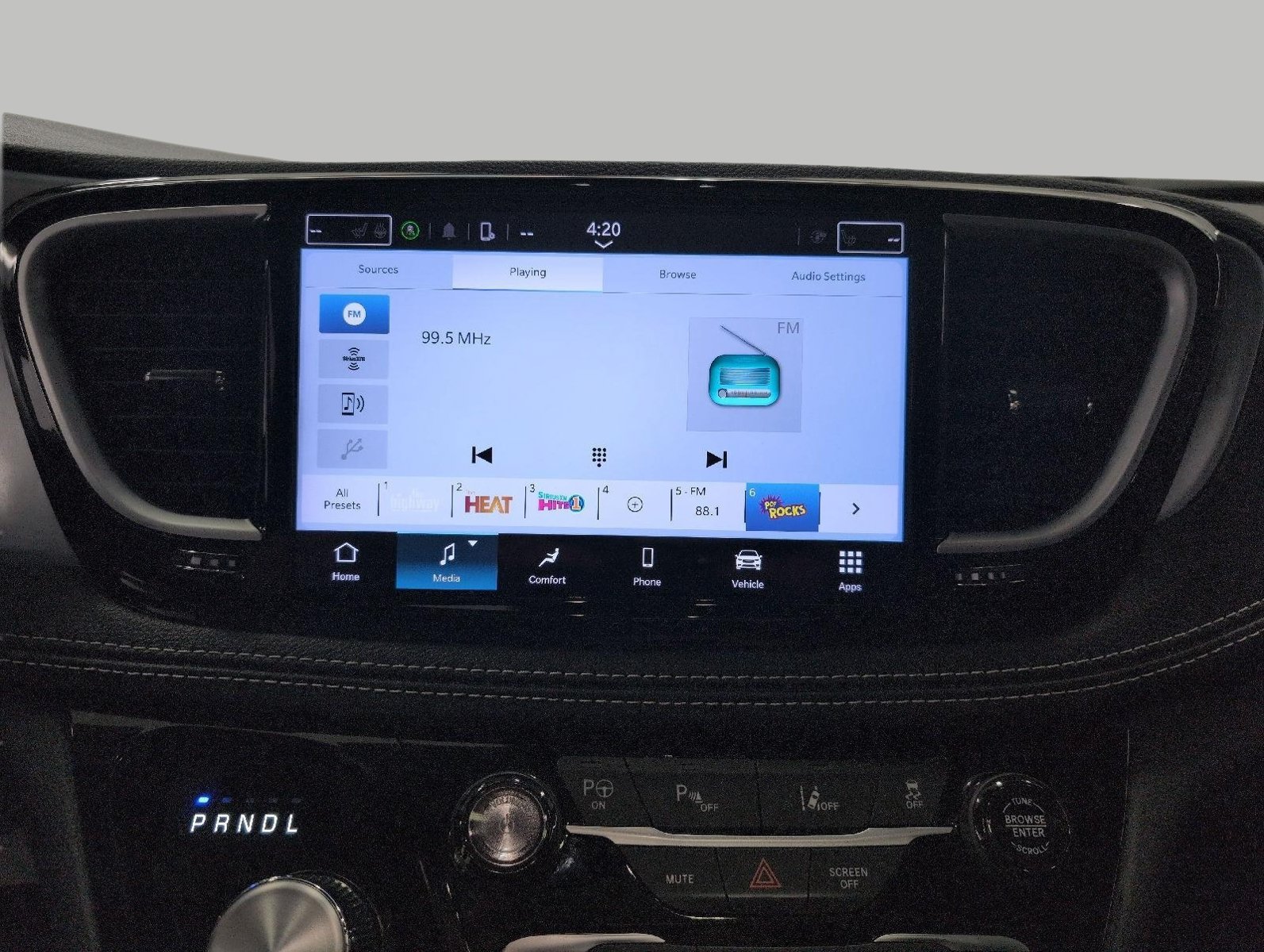 Used 2025 Chrysler Pacifica Premium FWD image 8