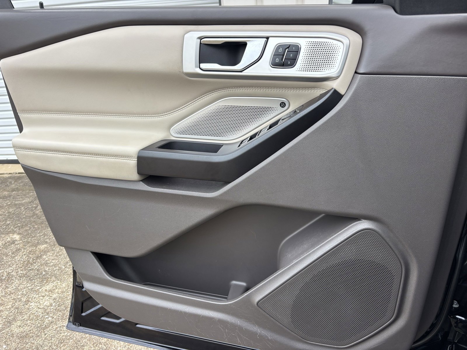 Used 2020 Ford Explorer Platinum w/ Premium Technology Package image 15