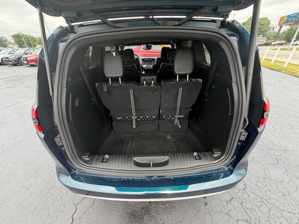 Used 2025 Chrysler Pacifica Limited FWD image 9