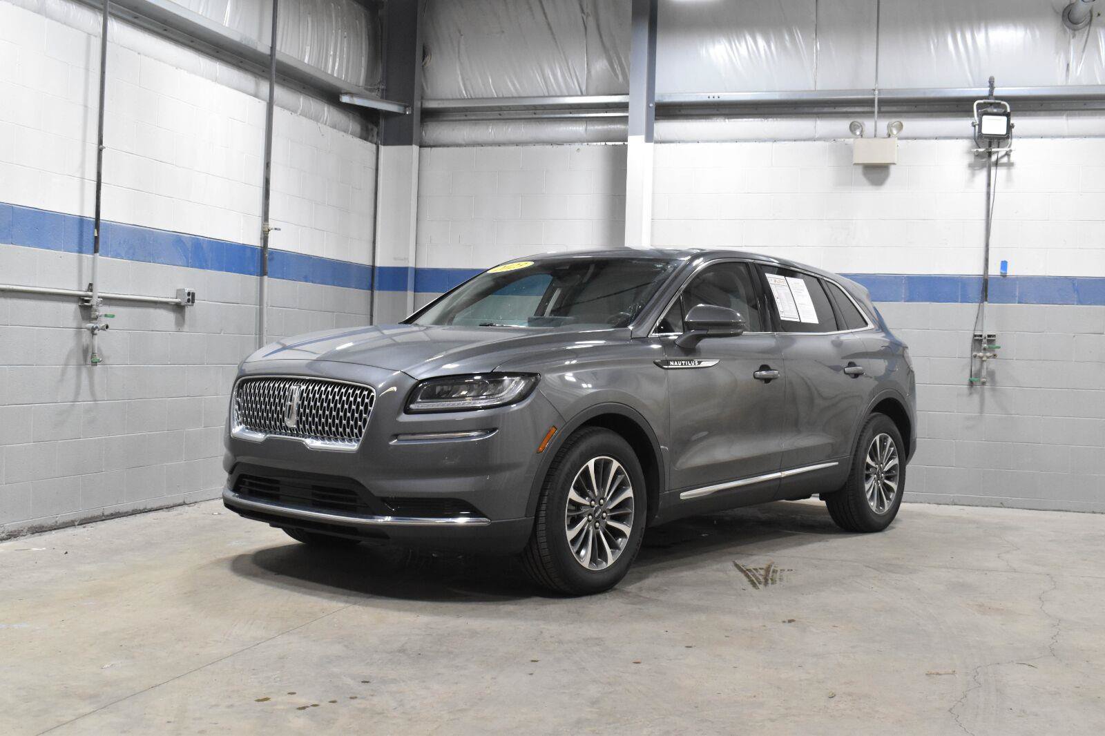 Used 2023 Lincoln Nautilus Reserve AWD/4WD image 2