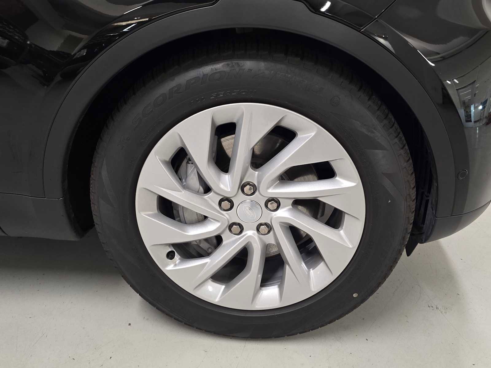 Used 2025 Land Rover Discovery S image 10