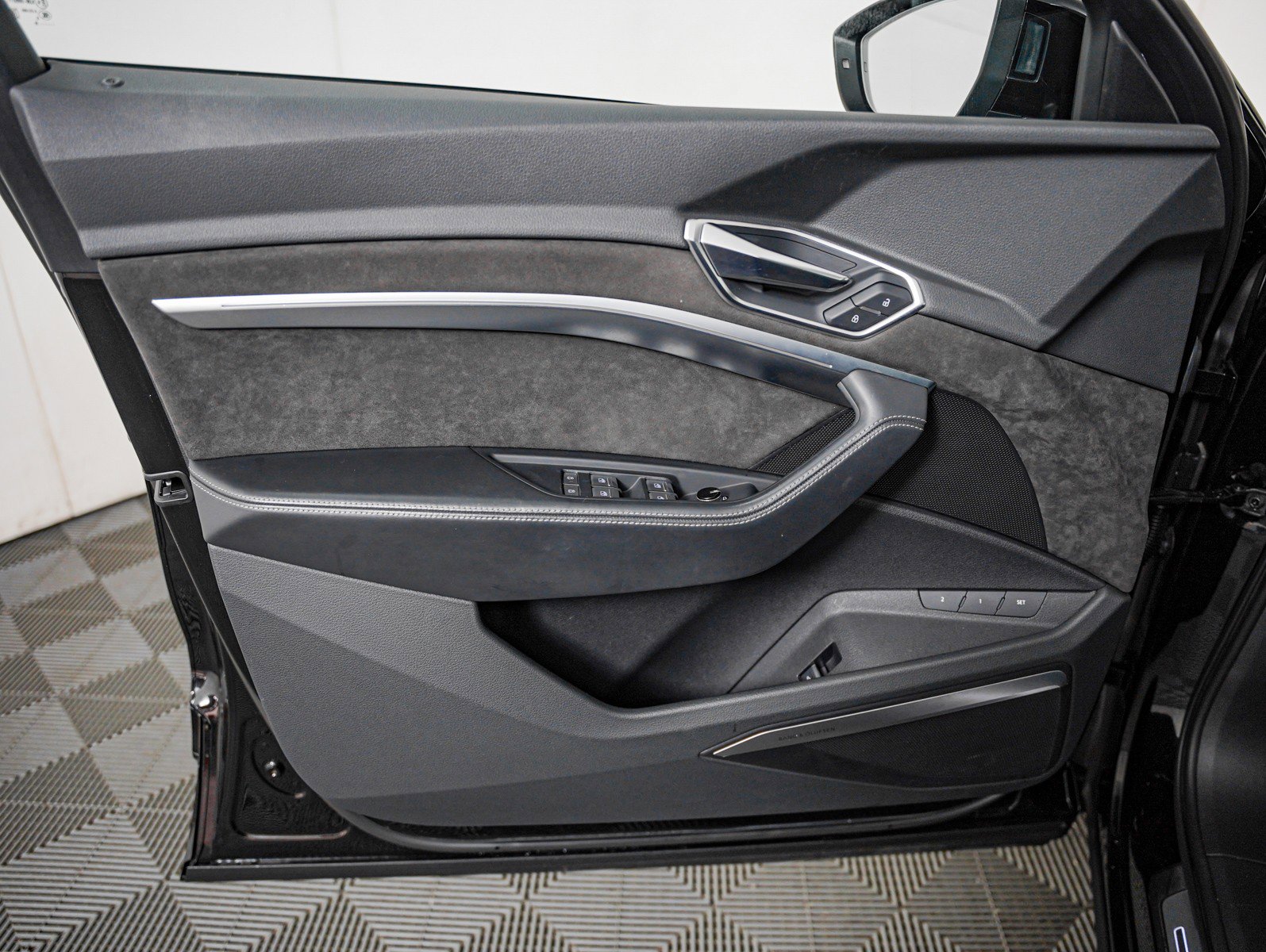 Used 2019 Audi e-tron Prestige w/ Prestige Package AWD/4WD image 23