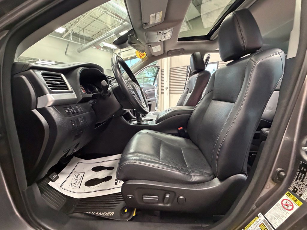 Used 2017 Toyota Highlander Limited AWD/4WD image 61