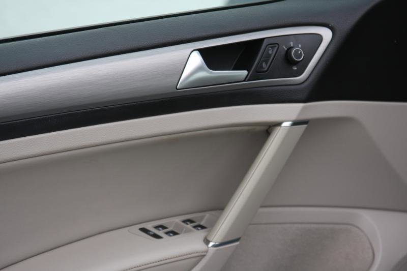 Used 2015 Volkswagen Golf S image 19