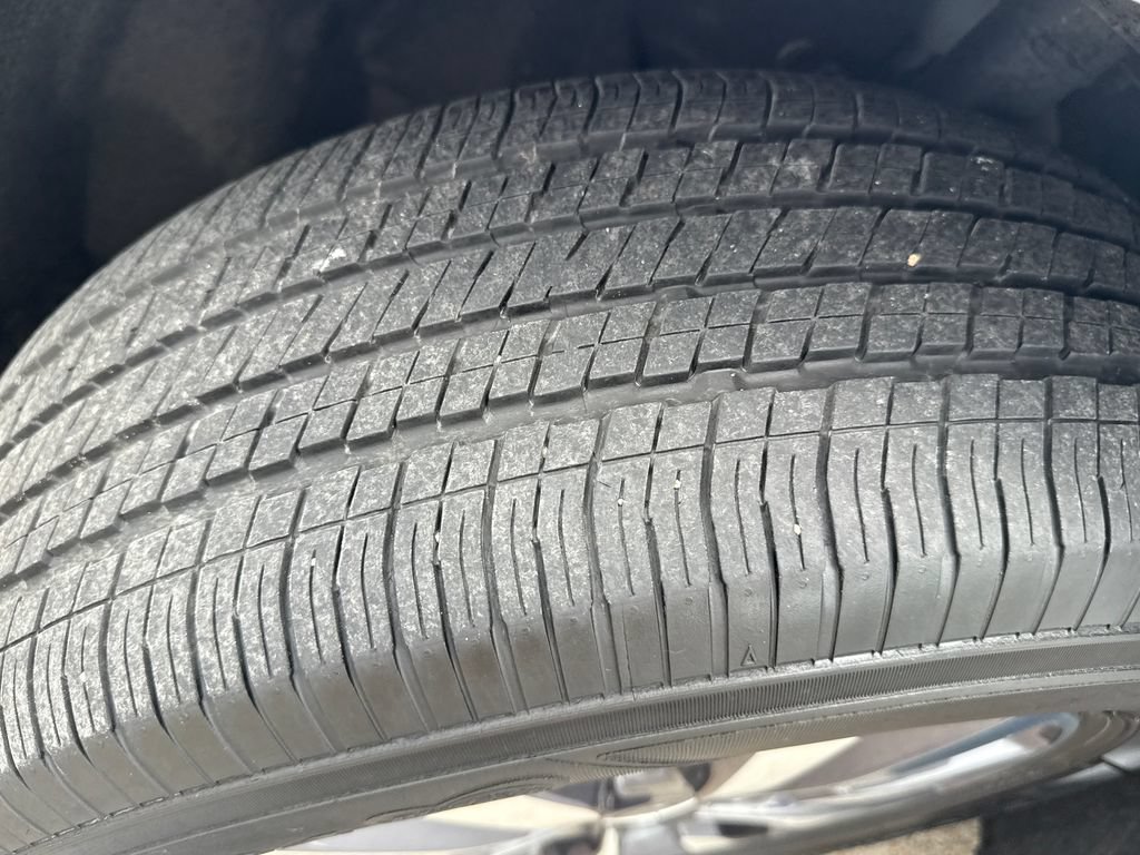 Used 2024 Chrysler Pacifica Limited FWD image 28