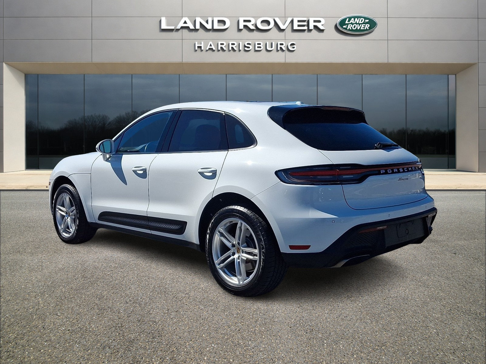 Used 2022 Porsche Macan AWD/4WD image 2
