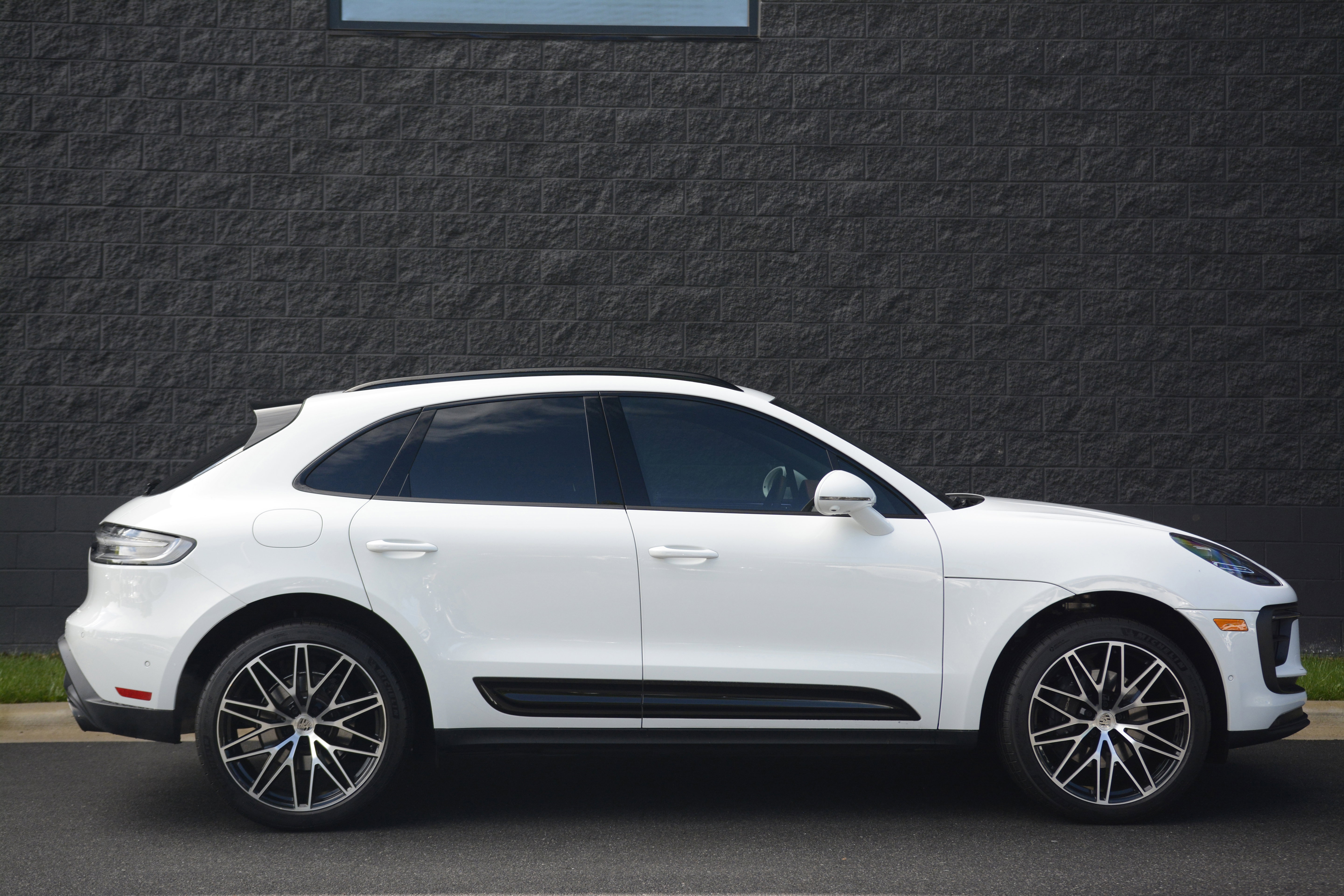 Certified 2026 Porsche Macan AWD/4WD image 8