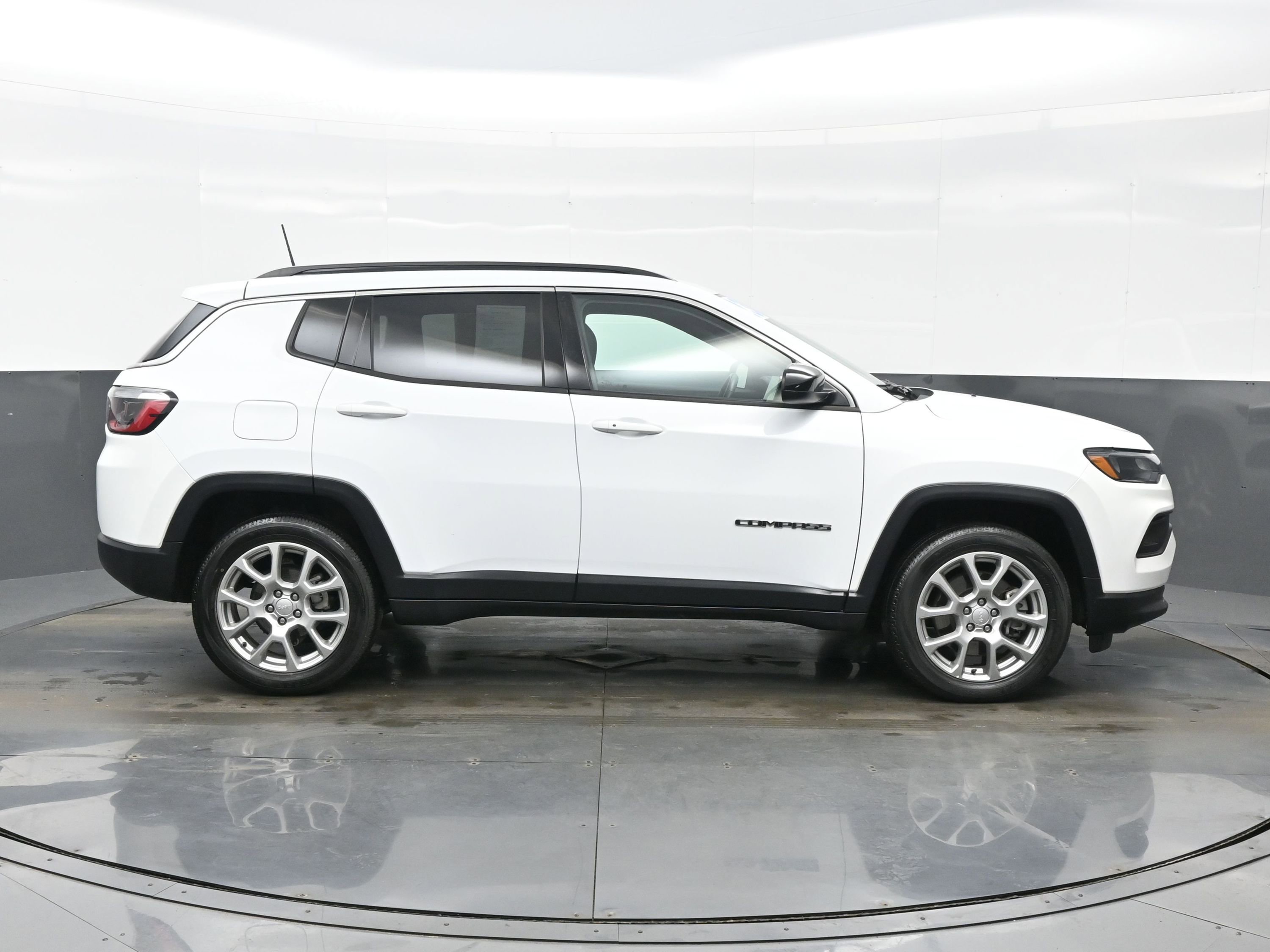 Used 2023 Jeep Compass Latitude image 7