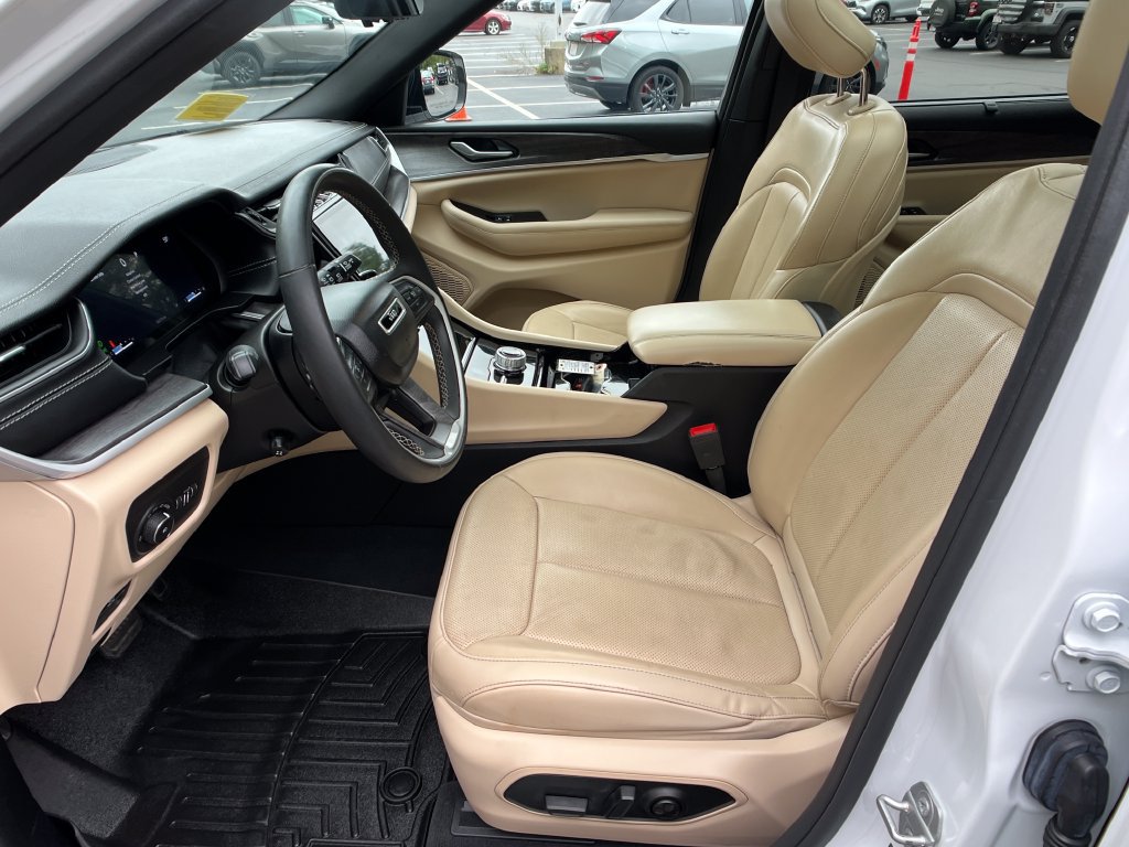 Used 2023 Jeep Grand Cherokee L Limited w/ Luxury Tech Group II AWD/4WD image 9
