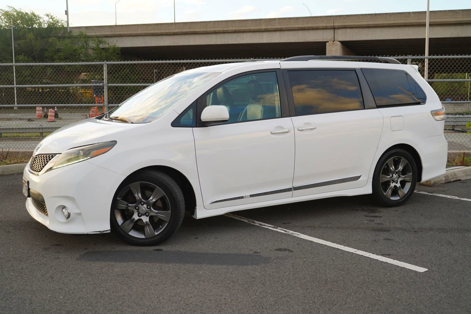 Used 2015 Toyota Sienna SE Premium image 3