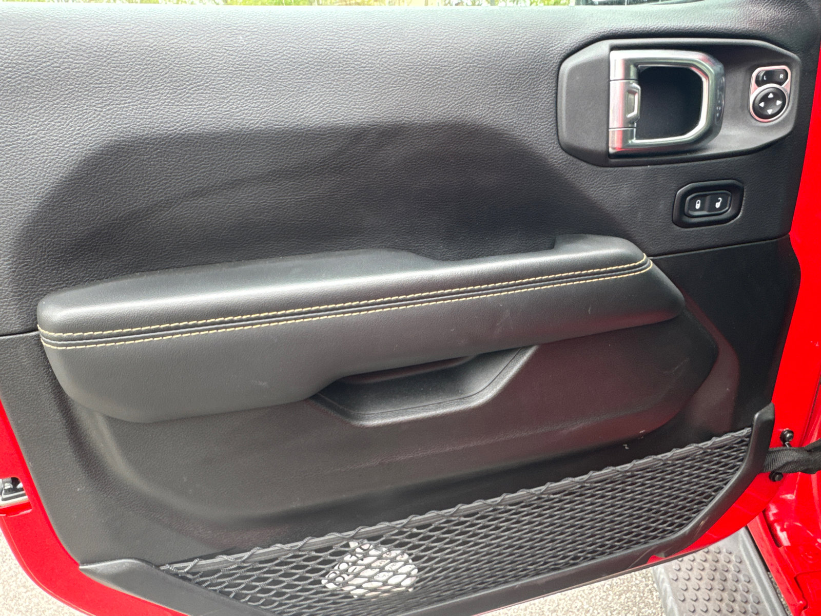 Used 2025 Jeep Wrangler Sahara image 10