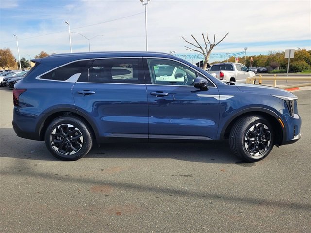Used 2024 Kia Sorento S w/ Panoramic Sunroof Package image 3