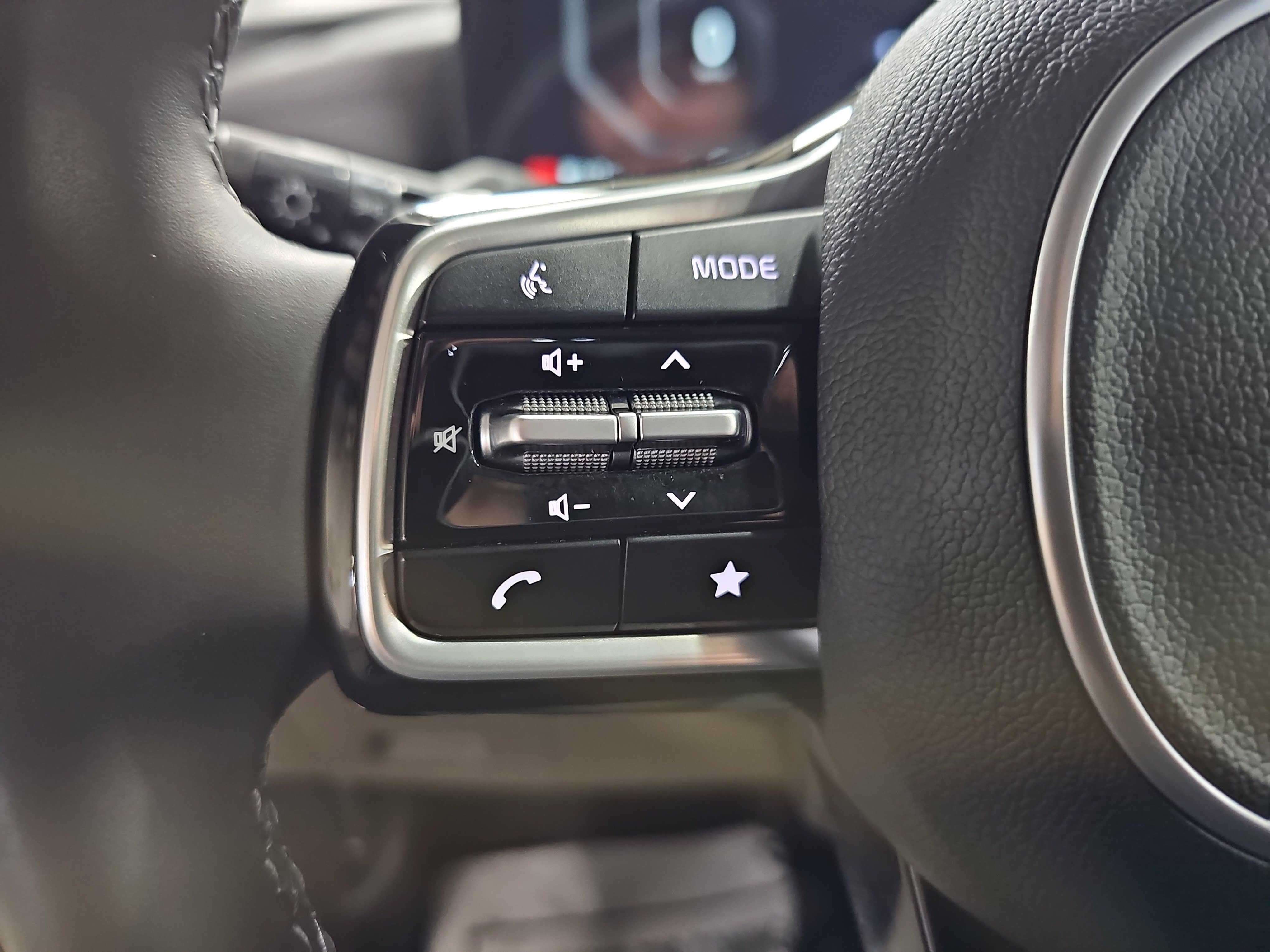 Used 2025 Kia Carnival SX image 19