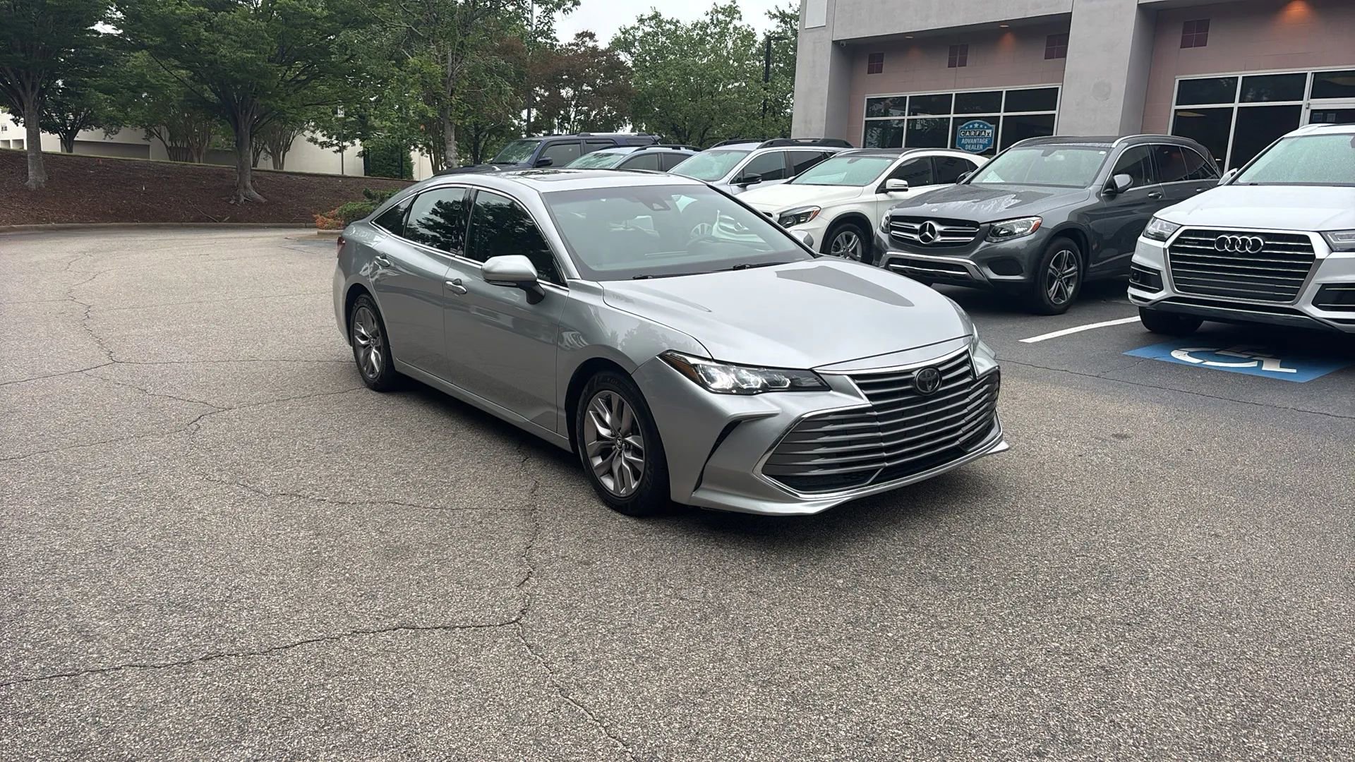 Used 2019 Toyota Avalon XLE w/ Moonroof Package FWD image 3