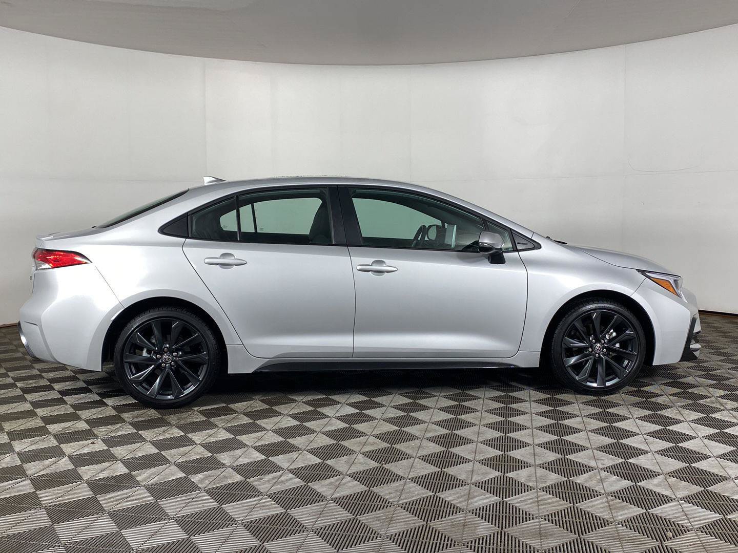 Used 2026 Toyota Corolla SE w/ SE Package FWD image 7