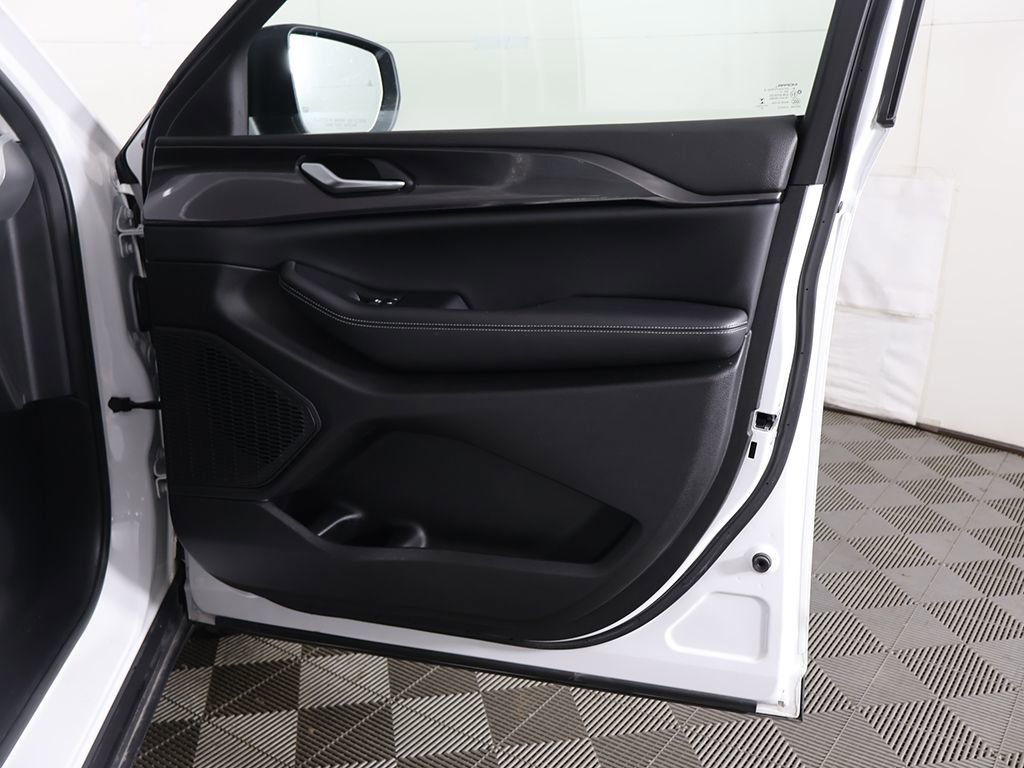 Used 2023 Jeep Grand Cherokee Laredo image 22