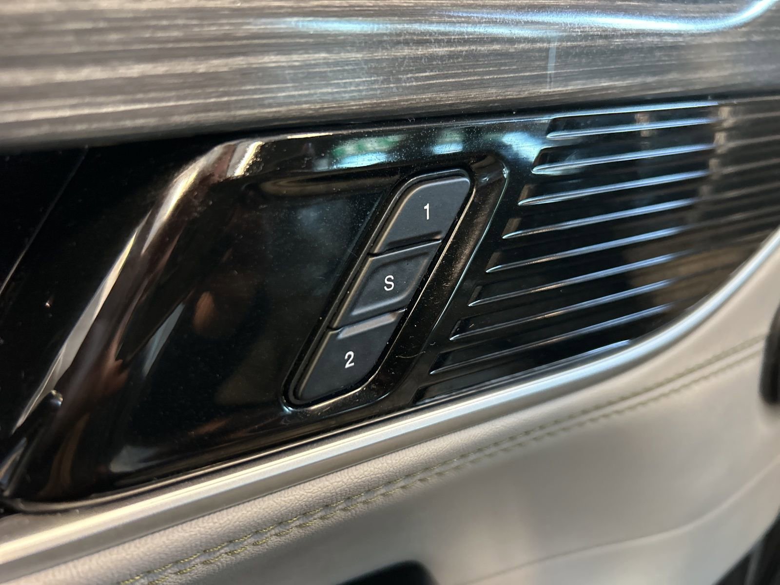 Used 2024 Jeep Wagoneer L Series II w/ Flexible Seating Group image 18