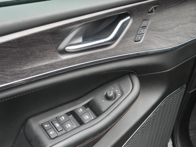 Used 2025 Jeep Grand Cherokee Overland w/ Luxury Tech Group IV AWD/4WD image 17