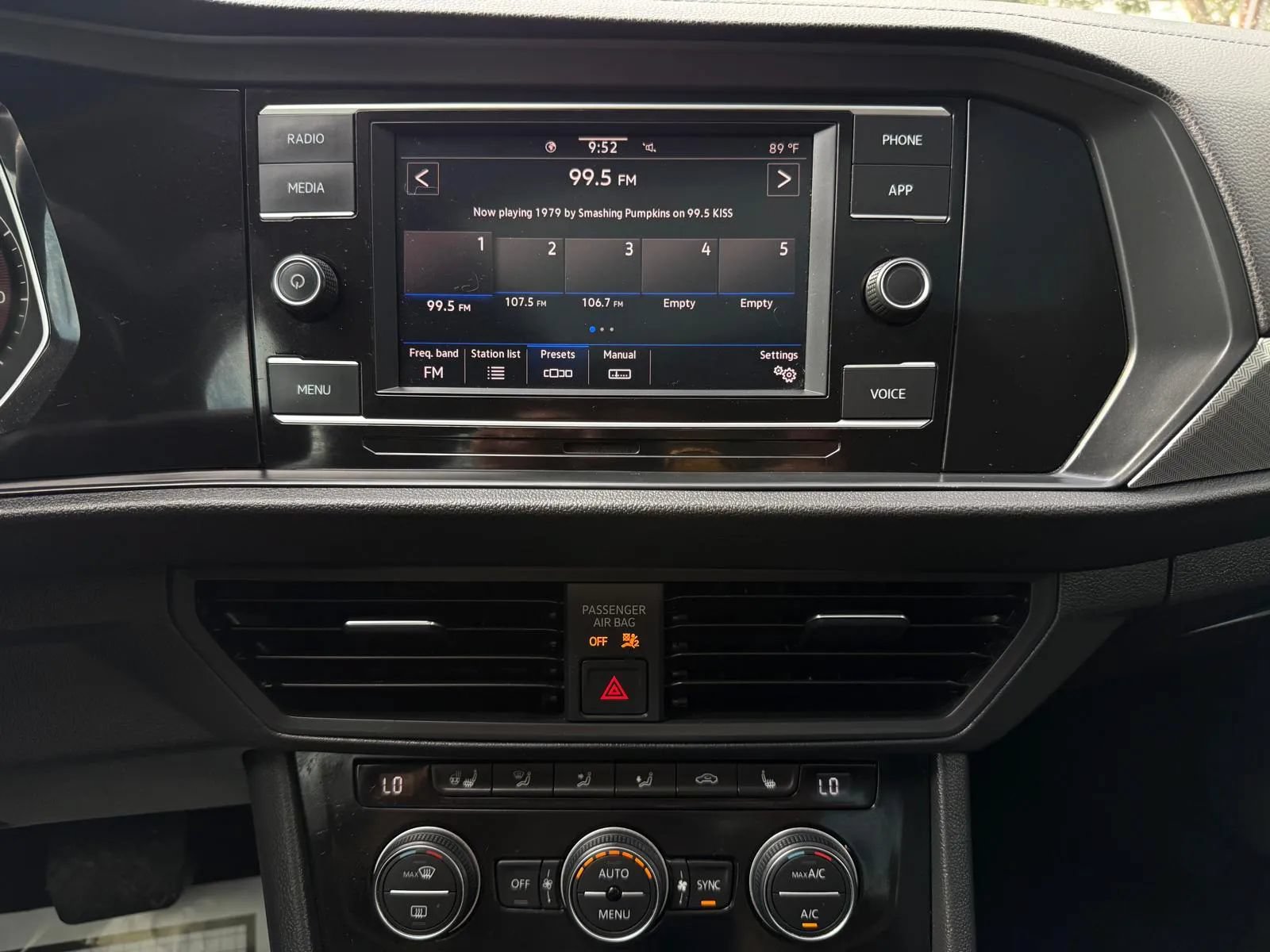 Used 2020 Volkswagen Jetta SE w/ SE Cold Weather Package FWD image 17