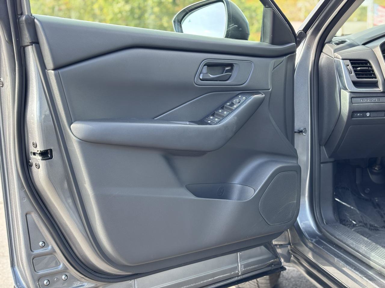 Used 2024 Nissan Rogue S AWD/4WD image 14