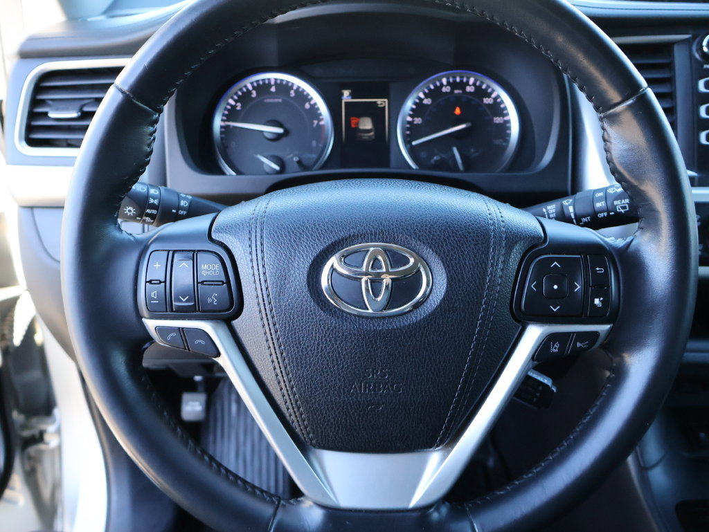 Used 2017 Toyota Highlander SE AWD/4WD image 29