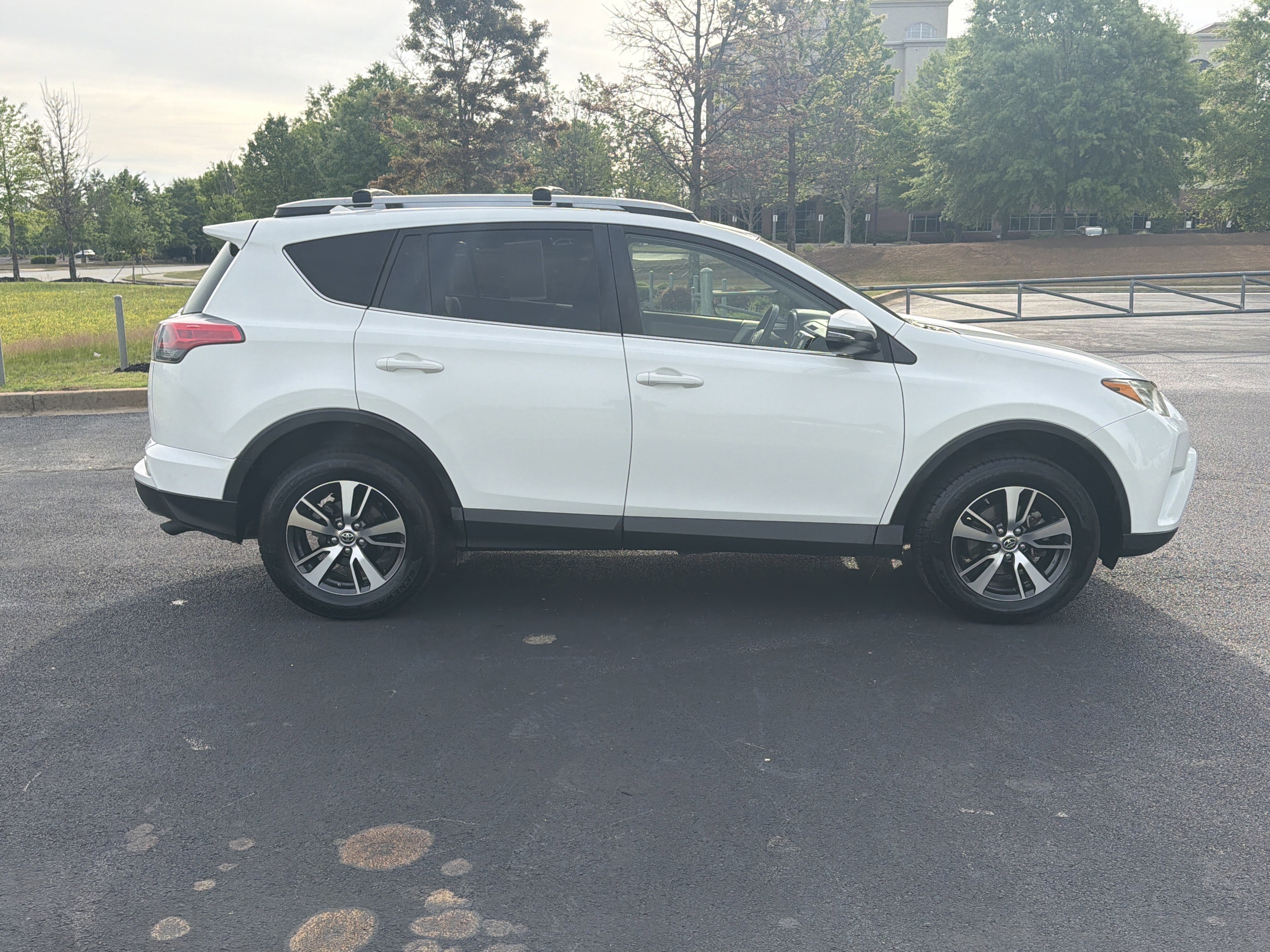 Used 2018 Toyota RAV4 XLE image 10